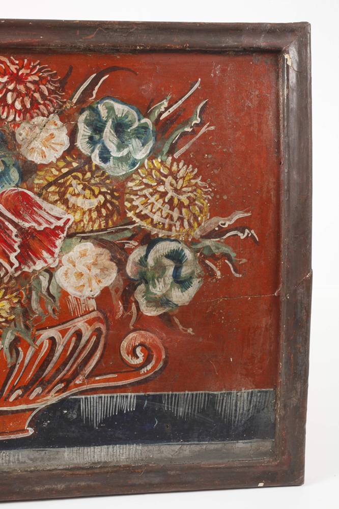 Pannello in legno e gesso decorato in stile 'Bauernmalerei' (pittura popolare tedesca) con motivi floreali, XIX secolo.