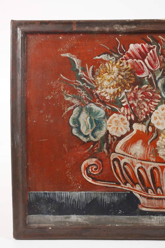 Pannello in legno e gesso decorato in stile 'Bauernmalerei' (pittura popolare tedesca) con motivi floreali, XIX secolo.