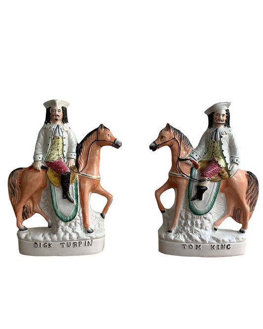 Coppia di statuette in ceramica dello Staffordshire raffiguranti Dick Turpin e Tom King, circa 1850